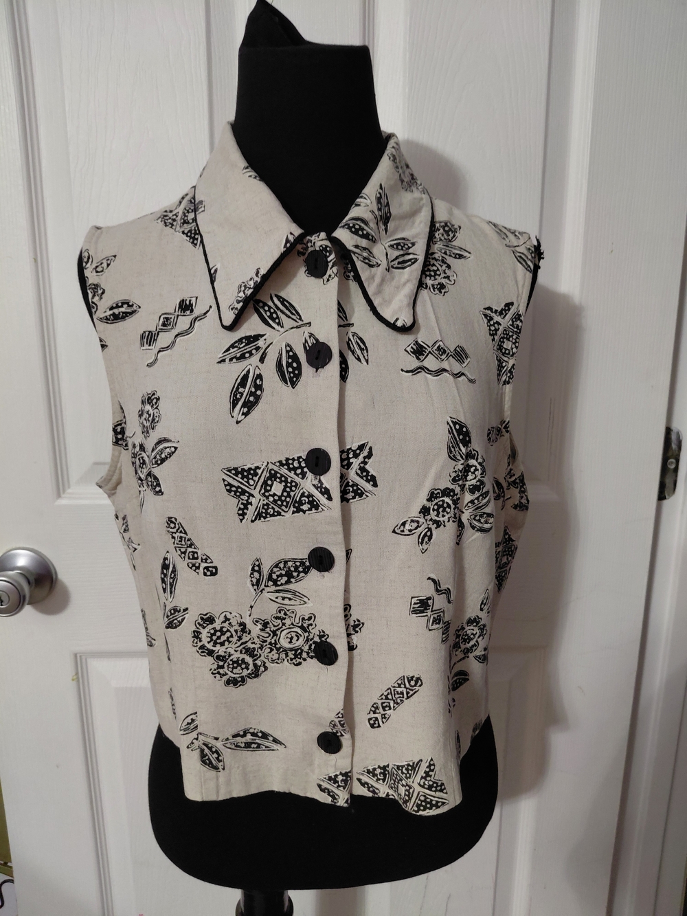 Studio C Cream Sleeveless Button-Down Top with Black Print
